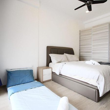 Апартаменты Cozy, High-Floor 2Br Apt Near Legoland Нусаджайя Экстерьер фото