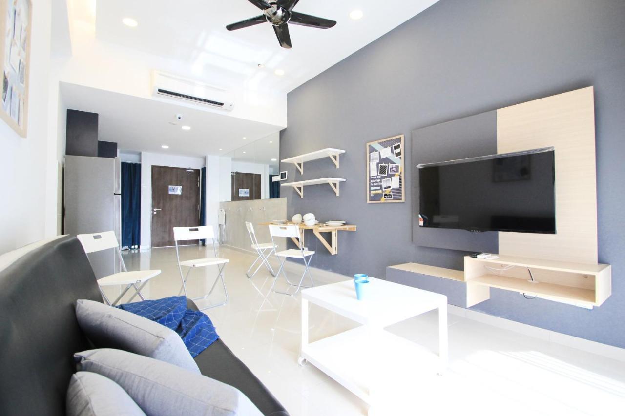 Апартаменты Cozy, High-Floor 2Br Apt Near Legoland Нусаджайя Экстерьер фото