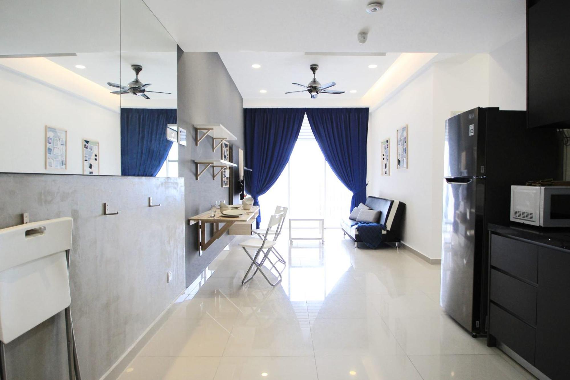 Апартаменты Cozy, High-Floor 2Br Apt Near Legoland Нусаджайя Экстерьер фото