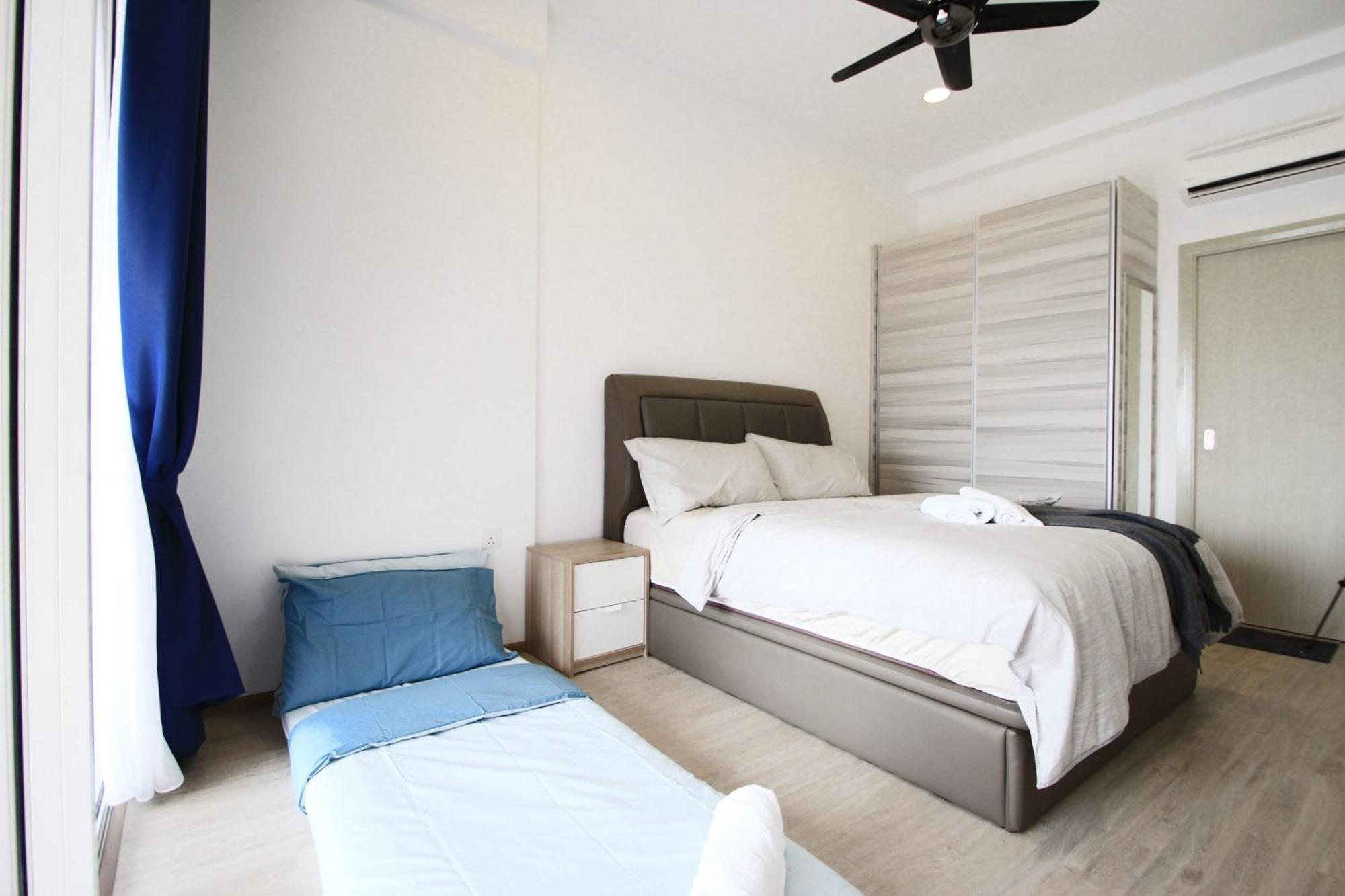 Апартаменты Cozy, High-Floor 2Br Apt Near Legoland Нусаджайя Экстерьер фото