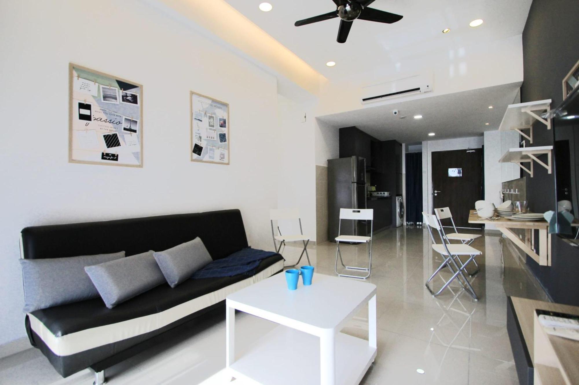 Апартаменты Cozy, High-Floor 2Br Apt Near Legoland Нусаджайя Экстерьер фото