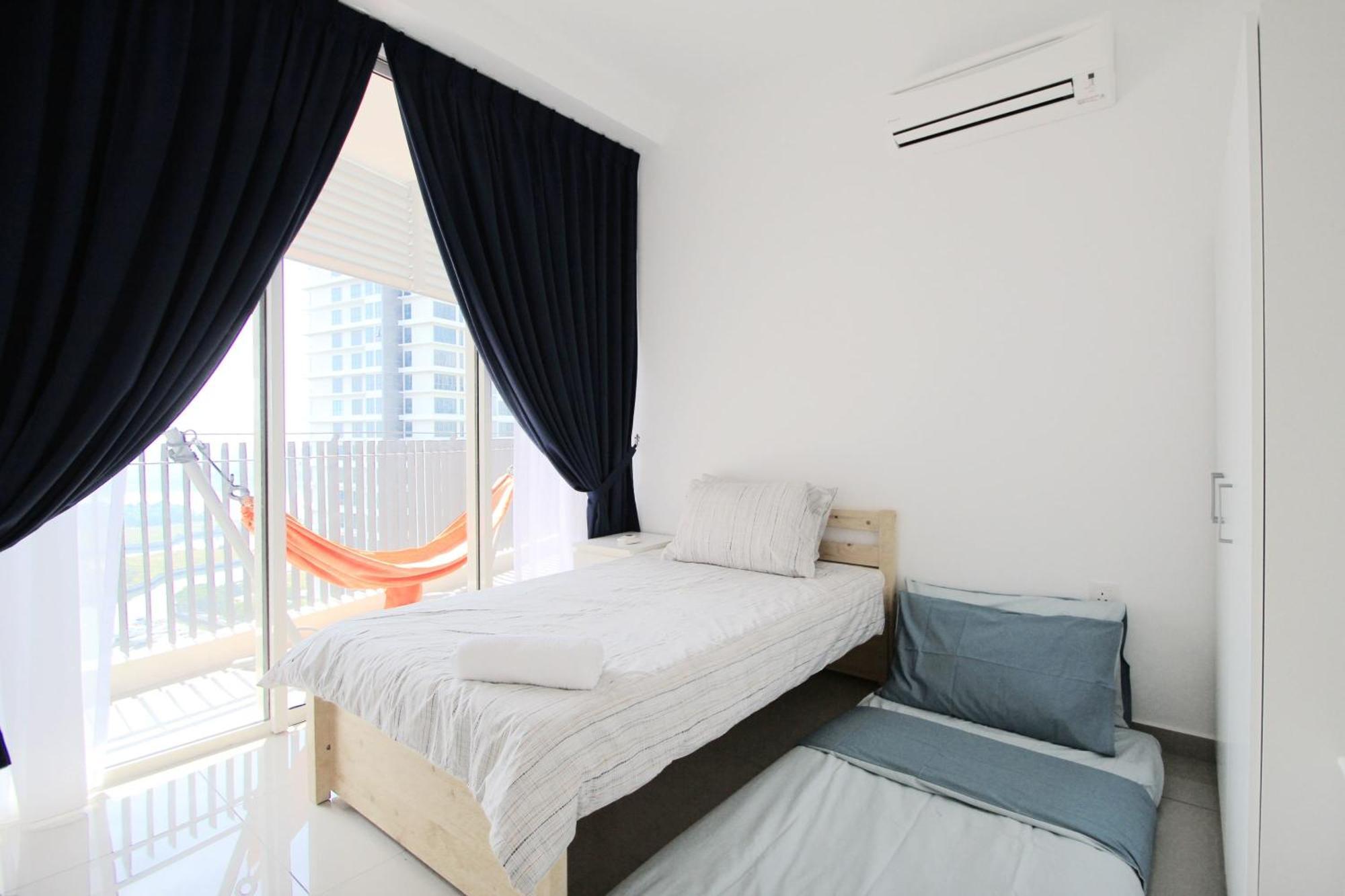 Апартаменты Cozy, High-Floor 2Br Apt Near Legoland Нусаджайя Экстерьер фото