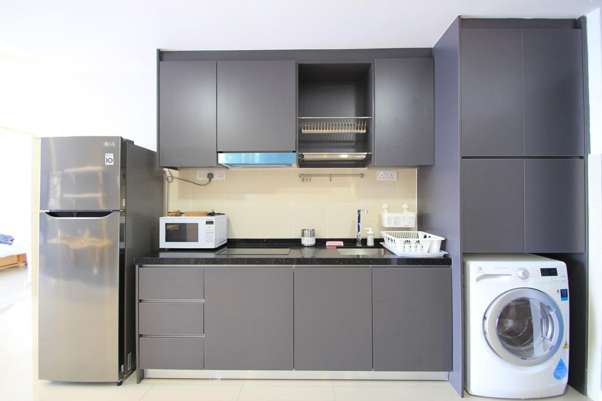Апартаменты Cozy, High-Floor 2Br Apt Near Legoland Нусаджайя Экстерьер фото