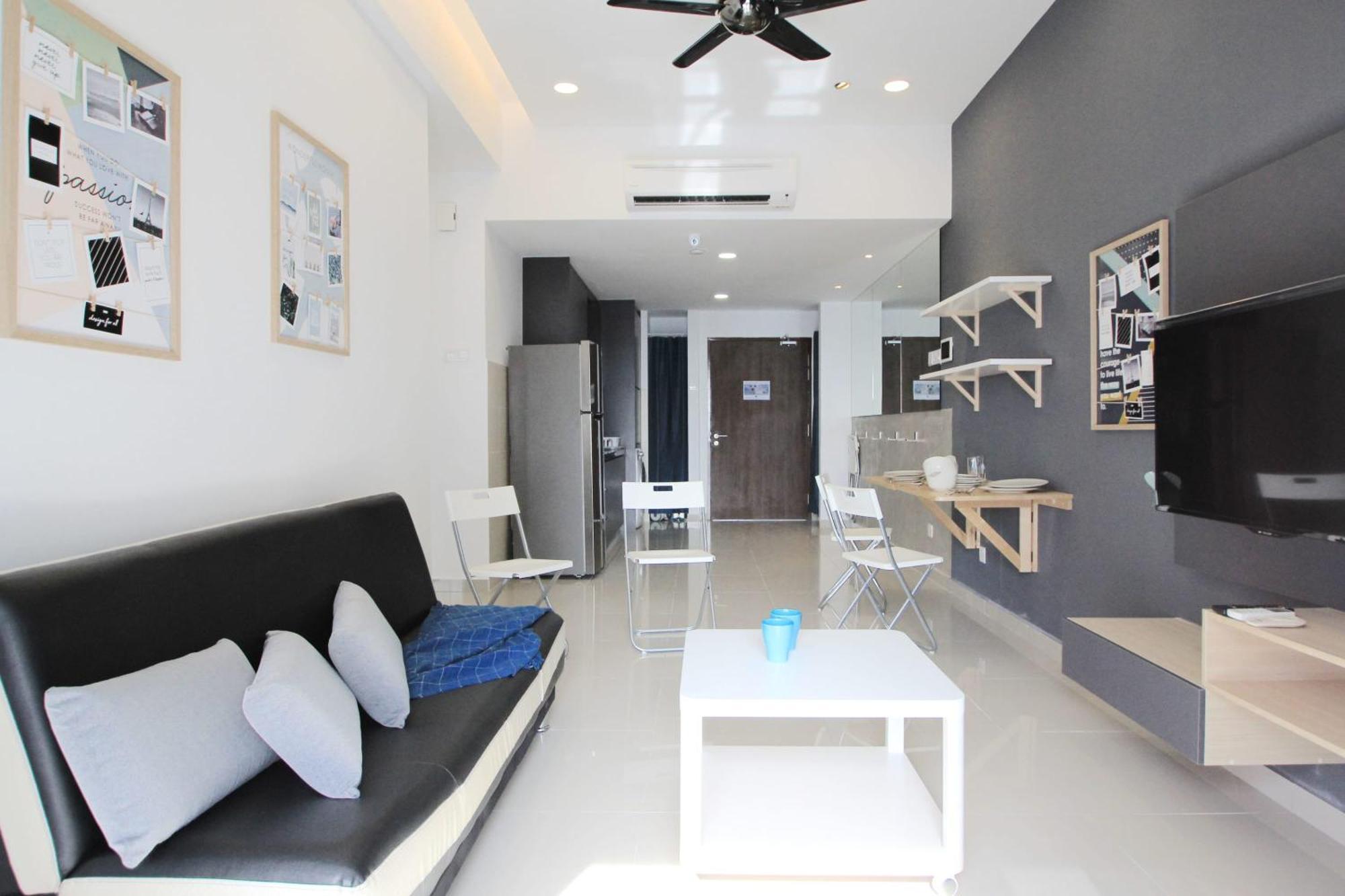 Апартаменты Cozy, High-Floor 2Br Apt Near Legoland Нусаджайя Экстерьер фото