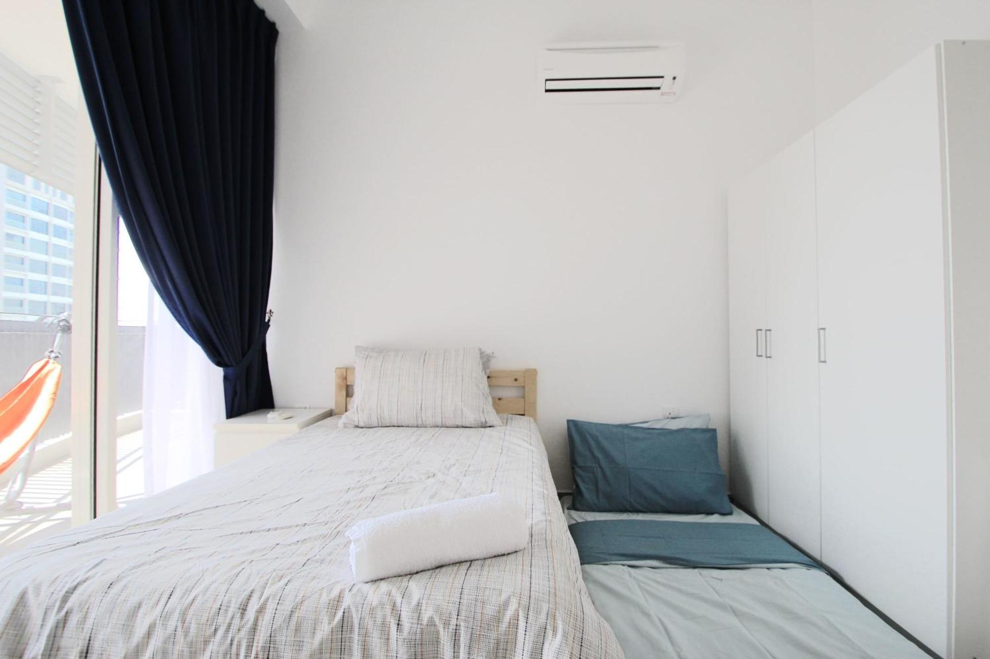 Апартаменты Cozy, High-Floor 2Br Apt Near Legoland Нусаджайя Экстерьер фото