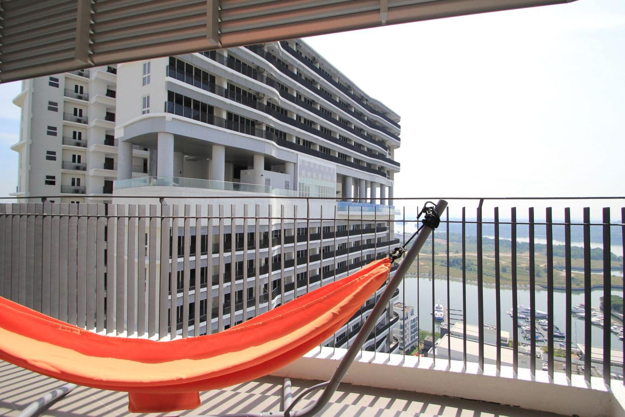 Апартаменты Cozy, High-Floor 2Br Apt Near Legoland Нусаджайя Экстерьер фото