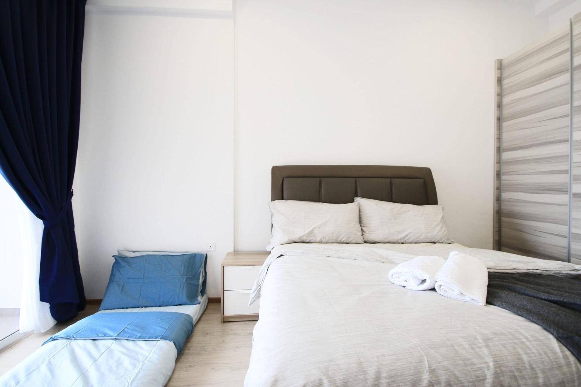 Апартаменты Cozy, High-Floor 2Br Apt Near Legoland Нусаджайя Экстерьер фото