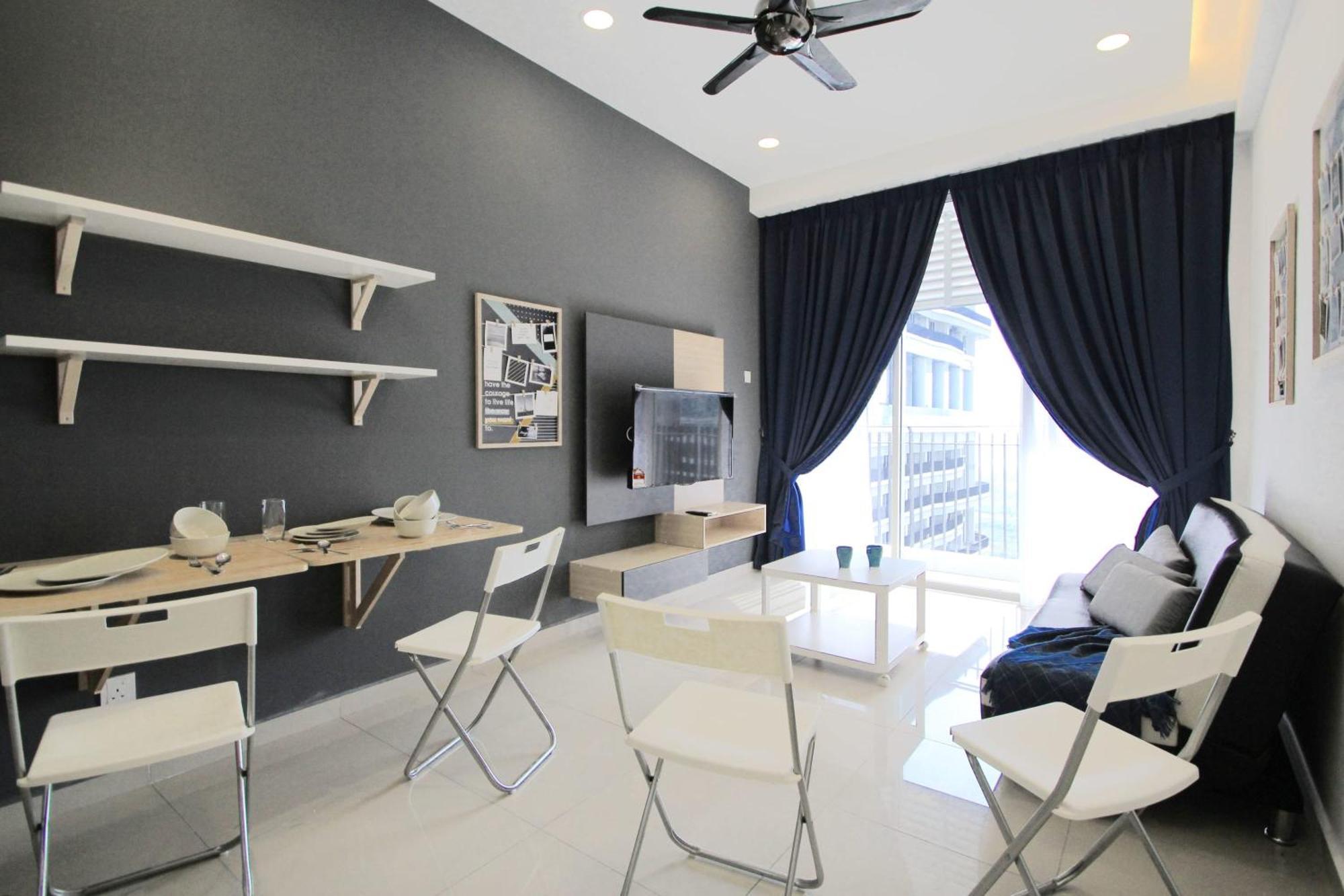 Апартаменты Cozy, High-Floor 2Br Apt Near Legoland Нусаджайя Экстерьер фото